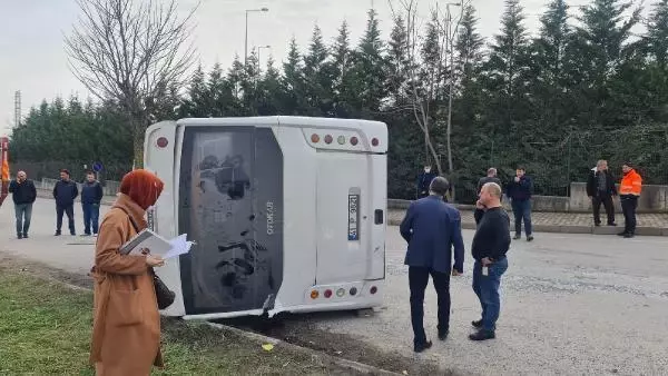 İşçileri taşıyan midibüs ile tırın çarpıştığı kazada 2'si ağır 25 kişi yaralandı