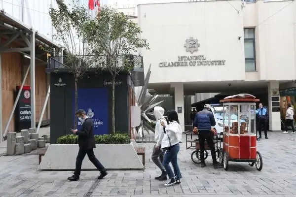 İstiklal Caddesi'nin sembolüne ATM gölgesi