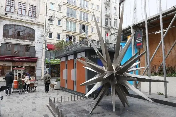 İstiklal Caddesi'nin sembolüne ATM gölgesi