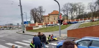 Çekya'da Ukrayna'ya destek için trafiği kapatan aktivistlere polis müdahalesi