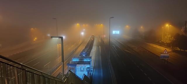 İstanbul'da göz gözü görmüyor! Sis her yeri kapladı, Boğaz trafiği askıya alındı İstanbul'da göz gözü görmüyor! Sis her yeri kapladı, Boğaz trafiği askıya alındı