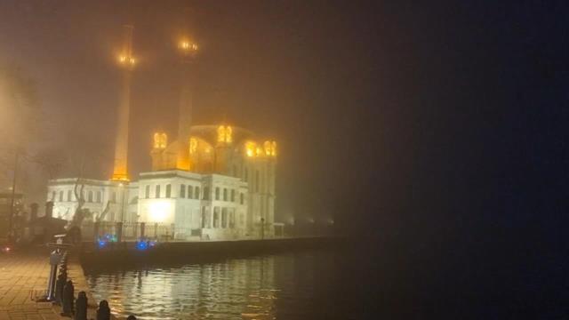 İstanbul'da göz gözü görmüyor! Sis her yeri kapladı, Boğaz trafiği askıya alındı İstanbul'da göz gözü görmüyor! Sis her yeri kapladı, Boğaz trafiği askıya alındı
