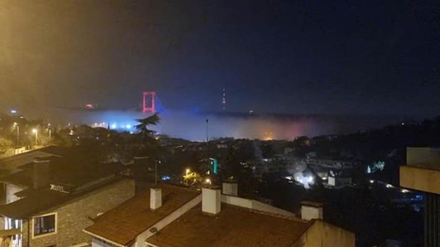 İstanbul'da göz gözü görmüyor! Sis her yeri kapladı, Boğaz trafiği askıya alındı İstanbul'da göz gözü görmüyor! Sis her yeri kapladı, Boğaz trafiği askıya alındı