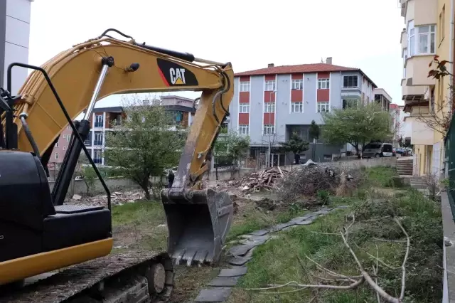 Karadeniz fıkrası değil gerçek! Adresi karıştıran kepçe operatörü yanlış binayı yıktı