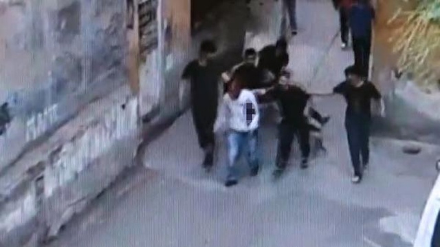 Diyarbakır'da 'Çocuğa taciz' iddiasıyla bıçaklanıp sokakta gezdirilmişti, olayla ilgili yeni detaylar kahretti! Tacizi engellemek istemiş Diyarbakır'da 'Çocuğa taciz' iddiasıyla bıçaklanıp sokakta gezdirilmişti, olayla ilgili yeni detaylar kahretti! Tacizi engellemek istemiş