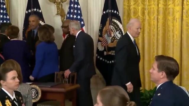 Obama, Beyaz Saray'da ABD Başkanı'nın forsunu fena bozdu! Olanları gören Biden, uzaktan bakakaldı Obama, Beyaz Saray'da ABD Başkanı'nın forsunu fena bozdu! Olanları gören Biden, uzaktan bakakaldı