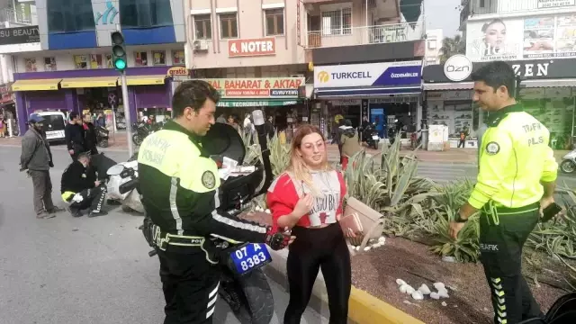 Polislere kasksız yakalanan kadından ilginç savunma: 'Motosikleti yeni aldım, kask almaya param yetmedi'