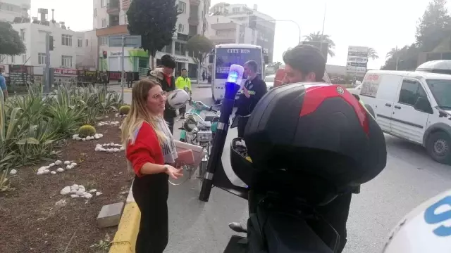 Polislere kasksız yakalanan kadından ilginç savunma: 'Motosikleti yeni aldım, kask almaya param yetmedi'