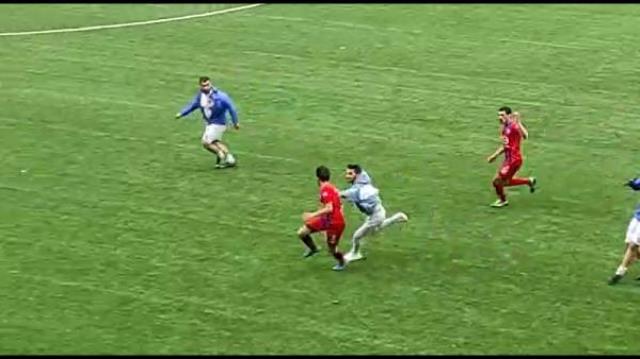 Amatör Lig'de büyük rezillik! Futbolcular birbirlerine öldüresiye saldırdı, hastaneye kaldırılanlar var Amatör Lig'de büyük rezillik! Futbolcular birbirlerine öldüresiye saldırdı, hastaneye kaldırılanlar var
