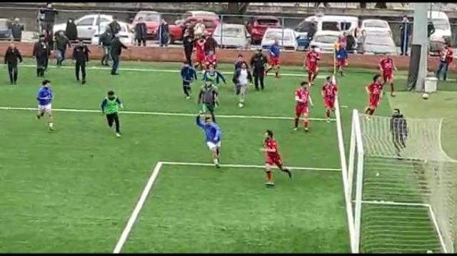 Amatör Lig'de büyük rezillik! Futbolcular birbirlerine öldüresiye saldırdı, hastaneye kaldırılanlar var Amatör Lig'de büyük rezillik! Futbolcular birbirlerine öldüresiye saldırdı, hastaneye kaldırılanlar var