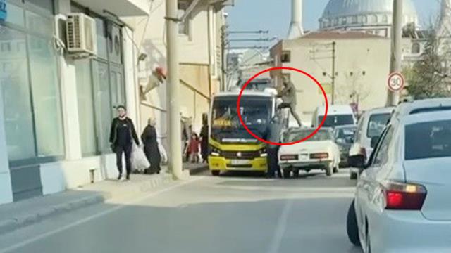 Bu neyin öfkesi! Otomobilin üzerine çıktı, minibüs sürücüsüne böyle tekme attı