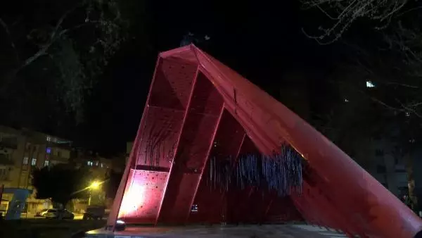 'Haydi biraz eğlenelim' diye çıktığı anıtta mahsur kaldı, yardımına itfaiye koştu