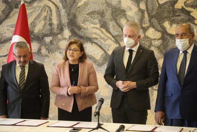 Gaziantep Büyükşehir ve Fırıncılar Odası'ndan vatandaşın cebini rahatlatacak işbirliği: İhtiyaç sahibi aileler için ekmek 1.5 lira olacak Gaziantep Büyükşehir ve Fırıncılar Odası'ndan vatandaşın cebini rahatlatacak işbirliği: İhtiyaç sahibi aileler için ekmek 1.5 lira olacak