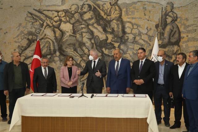 Gaziantep Büyükşehir ve Fırıncılar Odası'ndan vatandaşın cebini rahatlatacak işbirliği: İhtiyaç sahibi aileler için ekmek 1.5 lira olacak Gaziantep Büyükşehir ve Fırıncılar Odası'ndan vatandaşın cebini rahatlatacak işbirliği: İhtiyaç sahibi aileler için ekmek 1.5 lira olacak