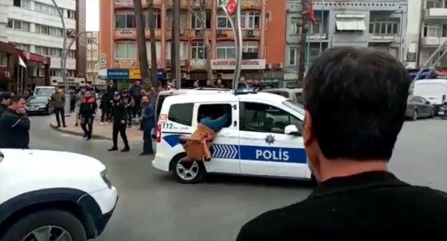 Gözaltına alınan zanlı, polis aracının camından kendini dışarıya attı! O anlar kamerada Gözaltına alınan zanlı, polis aracının camından kendini dışarıya attı! O anlar kamerada