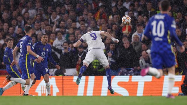 Havada asılı kaldı! Gol makinesi Benzema, Şampiyonlar Ligi'nde yine tarihe geçti