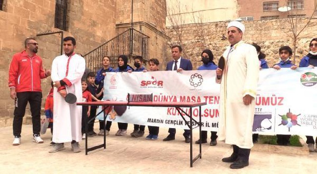 İmam ve kilise görevlisi, tarihi cami ve kilisede masa tenisi oynadı İmam ve kilise görevlisi, tarihi cami ve kilisede masa tenisi oynadı