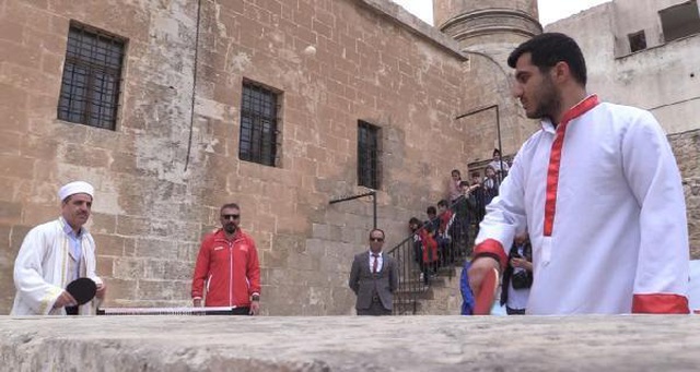 İmam ve kilise görevlisi, tarihi cami ve kilisede masa tenisi oynadı İmam ve kilise görevlisi, tarihi cami ve kilisede masa tenisi oynadı