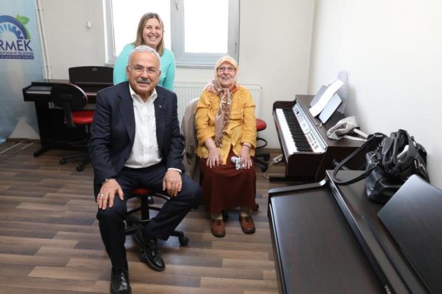86 yaşında piyano kursuna başlayan kadın çocukluk hayalini gerçekleştirdi 86 yaşında piyano kursuna başlayan kadın çocukluk hayalini gerçekleştirdi