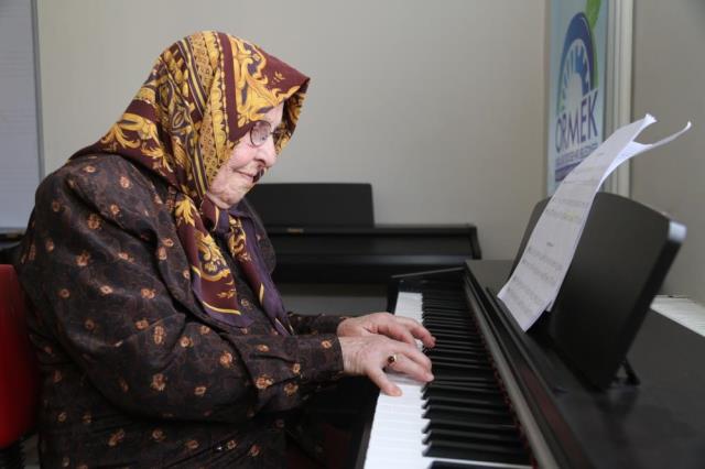 86 yaşında piyano kursuna başlayan kadın çocukluk hayalini gerçekleştirdi 86 yaşında piyano kursuna başlayan kadın çocukluk hayalini gerçekleştirdi