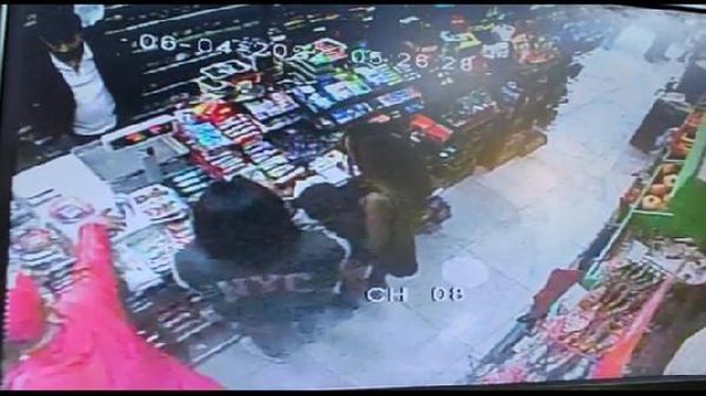 Beyoğlu'nda kapkaça uğrayan kadınlar marketi birbirine kattı Beyoğlu'nda kapkaça uğrayan kadınlar marketi birbirine kattı