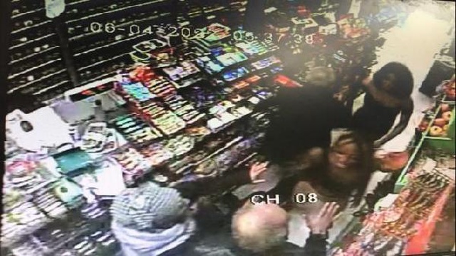 Beyoğlu'nda kapkaça uğrayan kadınlar marketi birbirine kattı Beyoğlu'nda kapkaça uğrayan kadınlar marketi birbirine kattı