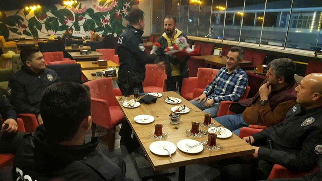 'Bıçaklı kavga var' diye çağrılan polislere pasta sürprizi 'Bıçaklı kavga var' diye çağrılan polislere pasta sürprizi