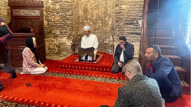 Ezandan etkilendi, Müslüman oldu Ezandan etkilendi, Müslüman oldu