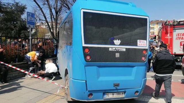 Kadıköy'de minibüs kaldırıma çıktı; 2 kişi yaralandı
