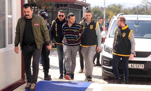 Kız meselesi yüzünden arkadaşının boğazını keserek öldürdü Kız meselesi yüzünden arkadaşının boğazını keserek öldürdü
