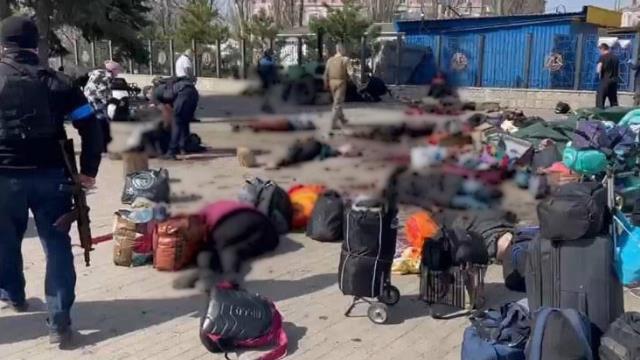 Rusya onlarca sivilin beklediği tren istasyonuna saldırdı! Bölgeden gelen ilk görüntüler korkunç Rusya onlarca sivilin beklediği tren istasyonuna saldırdı! Bölgeden gelen ilk görüntüler korkunç
