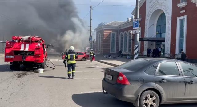 Rusya onlarca sivilin beklediği tren istasyonuna saldırdı! Bölgeden gelen ilk görüntüler korkunç Rusya onlarca sivilin beklediği tren istasyonuna saldırdı! Bölgeden gelen ilk görüntüler korkunç