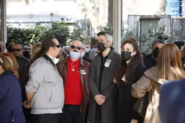 Şarkıcı Koray Candemir'in annesi son yolculuğuna uğurlandı