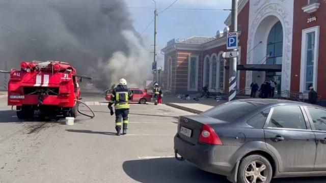 Son Dakika! Rus birlikleri Kramatorsk kentinde bulunan tren istasyonunu roketlerle vurdu: Çok sayıda ölü ve yaralı var Son Dakika! Rus birlikleri Kramatorsk kentinde bulunan tren istasyonunu roketlerle vurdu: Çok sayıda ölü ve yaralı var