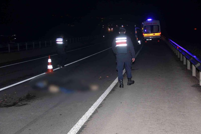 Tekirdağ'da karayolunda yürüyen yayaya tır çarptı, şahıs hayatını kaybetti Tekirdağ'da karayolunda yürüyen yayaya tır çarptı, şahıs hayatını kaybetti