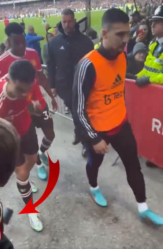 Bu rezillik Ronaldo'ya bir ömür yeter! Sinirden çıldırıp taraftarın telefonunu parçaladı