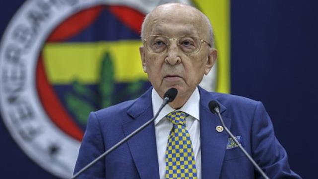 Dakika bir gol bir! Ali Koç ve seçimi kazanan Uğur Dündar kürsüde restleşti Dakika bir gol bir! Ali Koç ve seçimi kazanan Uğur Dündar kürsüde restleşti