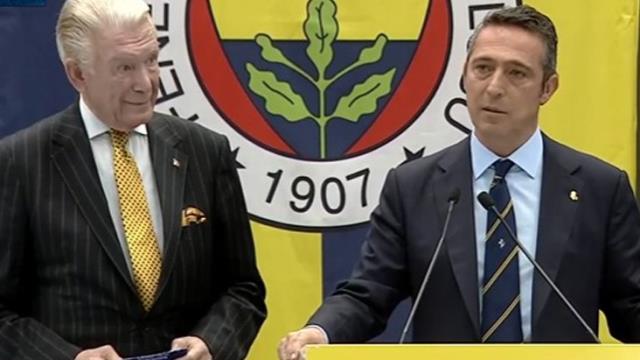 Dakika bir gol bir! Ali Koç ve seçimi kazanan Uğur Dündar kürsüde restleşti Dakika bir gol bir! Ali Koç ve seçimi kazanan Uğur Dündar kürsüde restleşti
