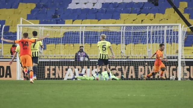 Fenerbahçe'de derin endişe! Galatasaray tarihte bir ilki başarmanın peşinde Fenerbahçe'de derin endişe! Galatasaray tarihte bir ilki başarmanın peşinde