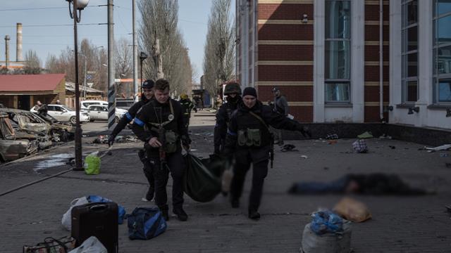 Gar katliamı bardağı taşırdı! Zelesnki, Putin'e öfke kustu: Cezalandırılmazsa asla durmayacak Gar katliamı bardağı taşırdı! Zelesnki, Putin'e öfke kustu: Cezalandırılmazsa asla durmayacak