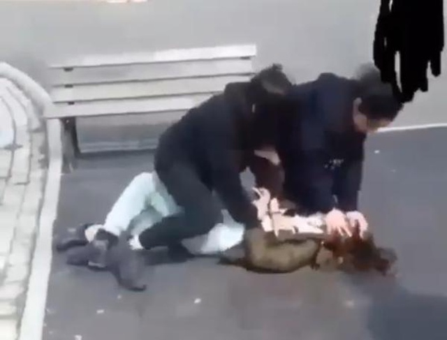 Genç kızı parkta tekme ve yumruklarla dövdüler; o anlar kamerada