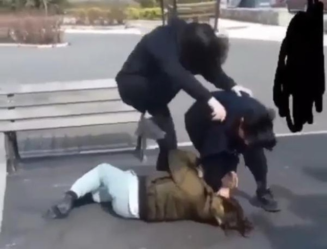 Genç kızı parkta tekme ve yumruklarla dövdüler; o anlar kamerada