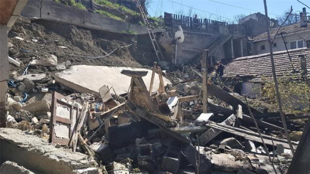Heyelan yolu ikiye böldü, evlere zarar verdi