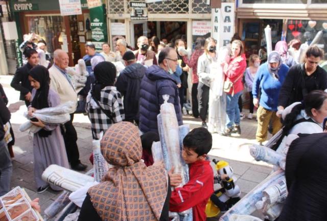 İndirimli halı izdihamı! Fiyatının 50 lira olduğunu duyan mağazaya koştu İndirimli halı izdihamı! Fiyatının 50 lira olduğunu duyan mağazaya koştu