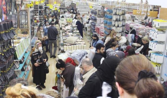 İndirimli halı izdihamı! Fiyatının 50 lira olduğunu duyan mağazaya koştu İndirimli halı izdihamı! Fiyatının 50 lira olduğunu duyan mağazaya koştu