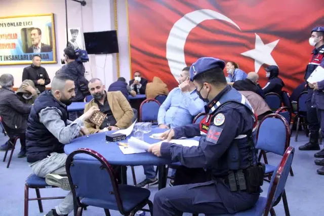 İzmir'in 'Kolpaçino' kumarhanesine baskın...Jandarmayı gören masanın altına saklandı