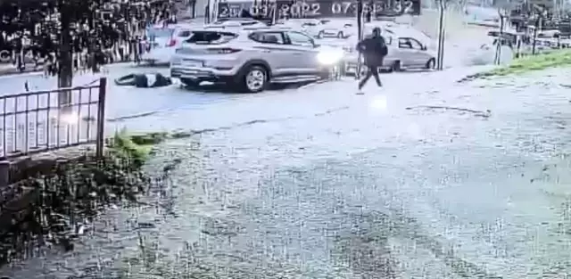 Taksinin yayaya çarparak öldürdüğü anların feci görüntüleri ortaya çıktı Taksinin yayaya çarparak öldürdüğü anların feci görüntüleri ortaya çıktı