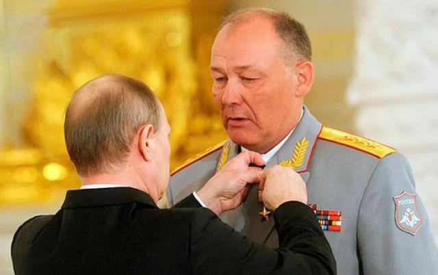 Kahramanlık madalyasını Putin'in elinden aldı! İşte 52 sivilin öldüğü katliamın emrini veren Rus general Kahramanlık madalyasını Putin'in elinden aldı! İşte 52 sivilin öldüğü katliamın emrini veren Rus general
