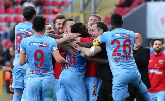 Konyaspor'a Rize'de soğuk duş! Fenerbahçe için artık Galatasaray maçı bir derbiden fazlası Konyaspor'a Rize'de soğuk duş! Fenerbahçe için artık Galatasaray maçı bir derbiden fazlası