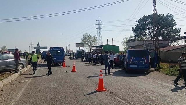 Kozan'da askeri araçla otomobil çarpıştı! Kazada 2 asker şehit düştü, 3 asker yaralandı Kozan'da askeri araçla otomobil çarpıştı! Kazada 2 asker şehit düştü, 3 asker yaralandı